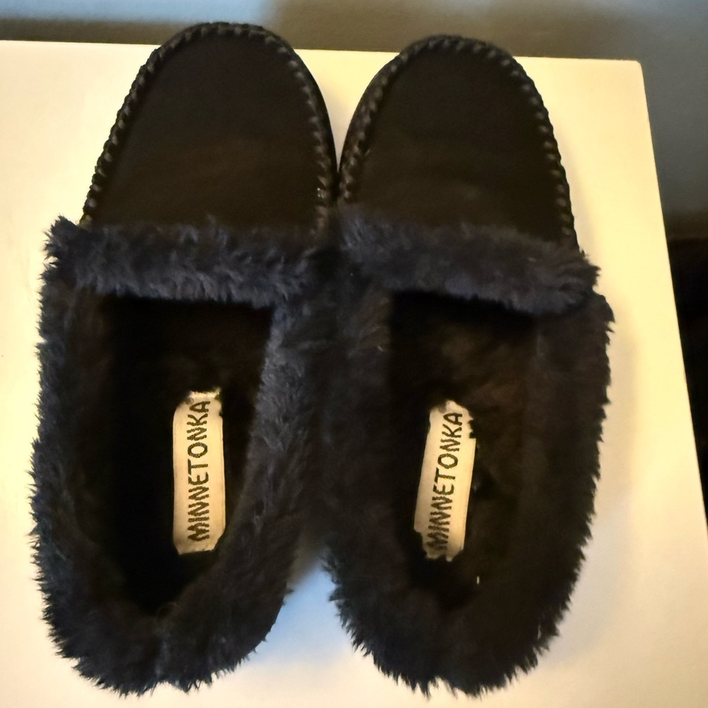 Like new MINNETONKA BLACK SIZE 8 moccasins